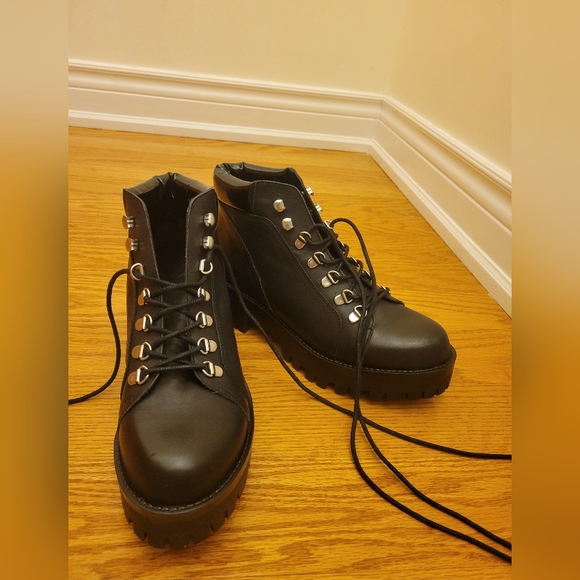 Urban Outfitters Allie Hiker Boot in Size US 8/ EU 39 - Picture 3 of 5